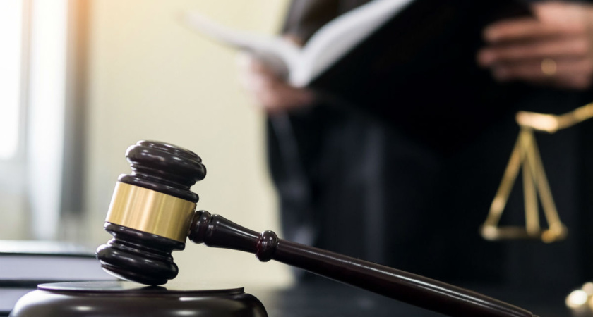 Челнинец избил на лестничной площадке знакомого, отняв все деньги и телефон