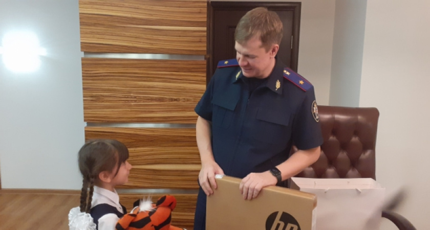 Сестренку погибшего героя Данила Садыкова поздравили в Следкоме РТ