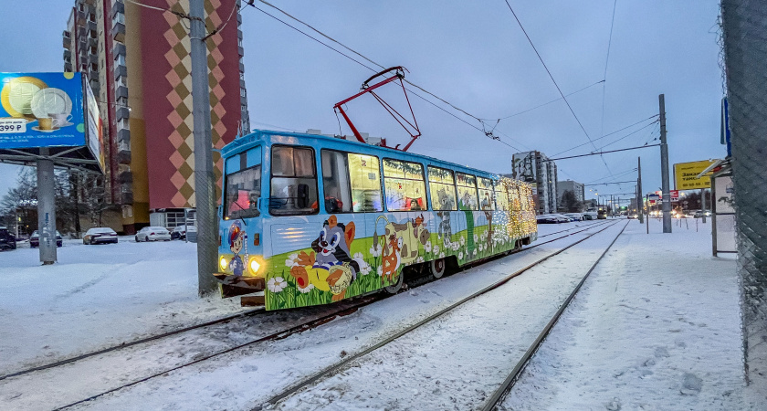 В Набережных Челнах запустили новогодний экскурсионный трамвай