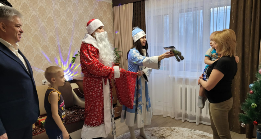 28 детей из пострадавших подъездов дома 48/20 приглашены на елку мэра