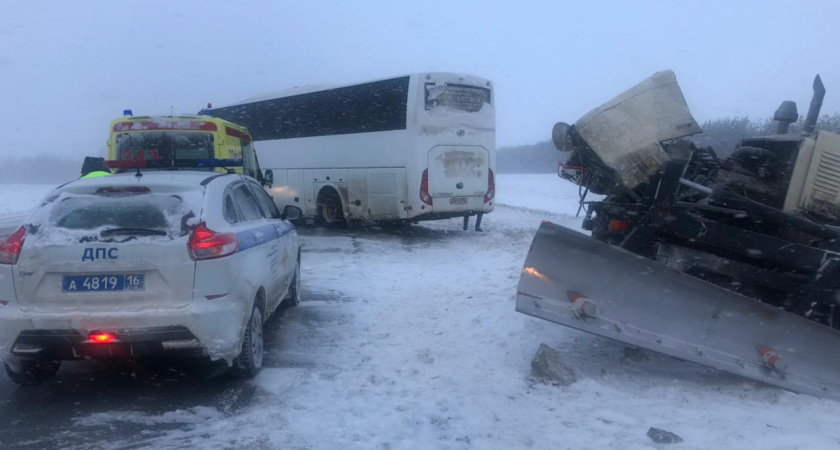 Жуткая авария: автобус из Челнов въехал в снегоуборочную технику