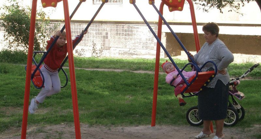 В Челнах мужчина на детской площадке пнул ребенка за то, что тот дрался с его сыном