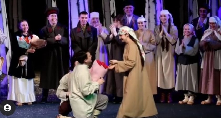 В Челнах актер татарского драмтеатра сделала предложение прямо на сцене