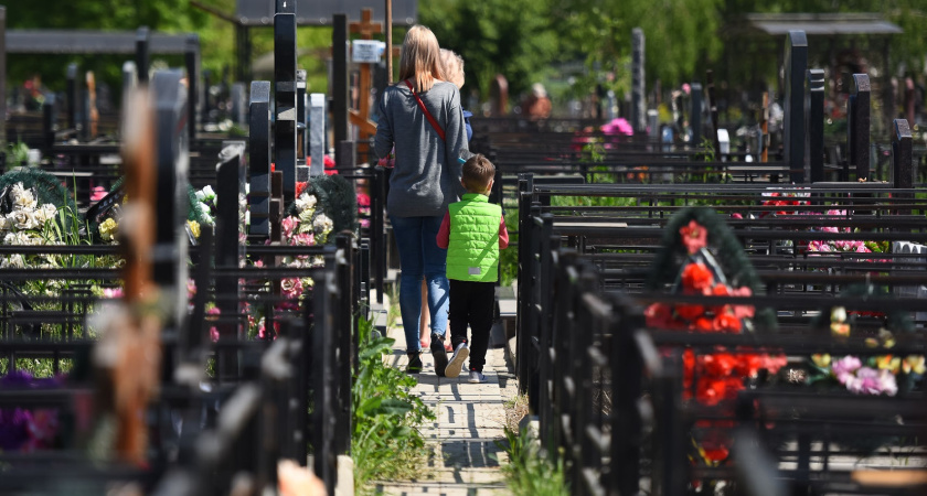 В Челнах начальник кладбища впускал только своих ритуальщиков
