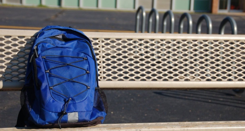 И до детей добрались: челнинец украл лежащий на школьном дворе рюкзак