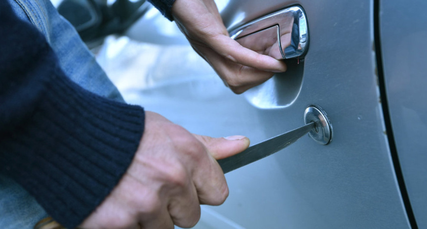 Насмотрелся фильмов: в Замелекесье пьяный челнинец пытался угнать авто, вскрыв замок ножом