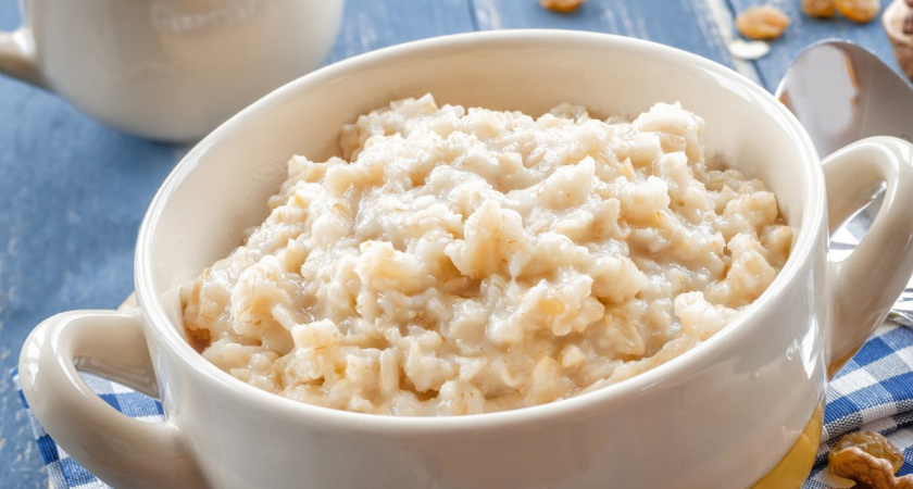 Врачи рекомендуют класть в овсянку корицу и еще две добавки 