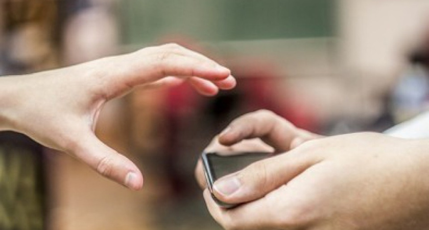 В Татарстане парень избил подростков и отобрал телефон