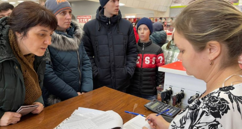 В Челнах вынужденных переселенцев повезли в магазин и купили одежду