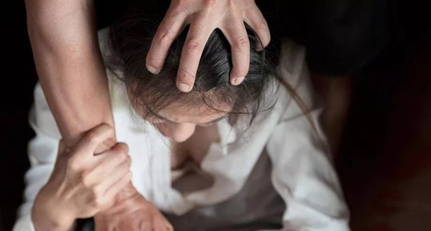 В Казани 21-летний парень изнасиловал в подъезде школьницу