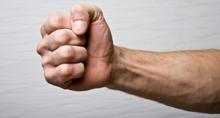 Пьяный челнинец нанес знакомой более 30 ударов кулаком