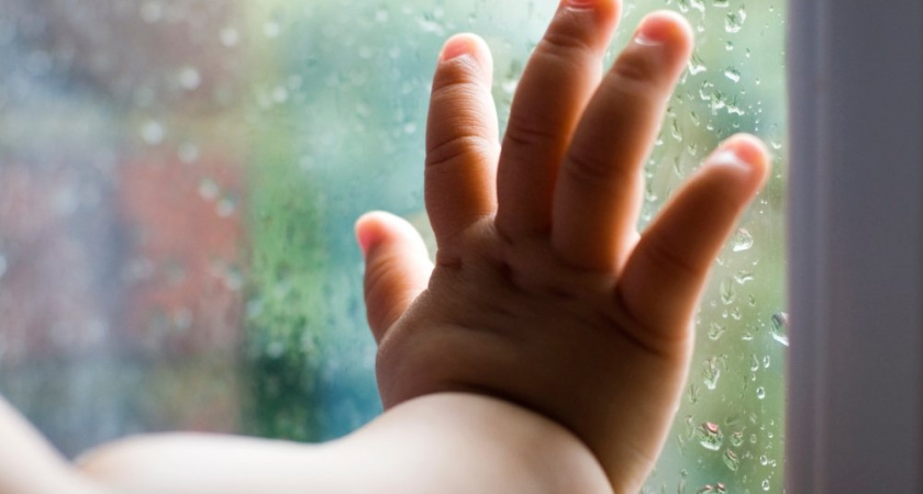 В Альметьевске 2-х летний ребенок выпал из окна 8-го этажа