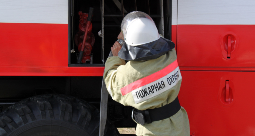 В Челнах пожарные спасли двух женщин из горящей квартиры