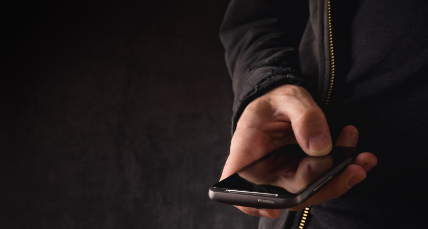 Челнинец, помогая прохожему вызвать такси, лишился телефона