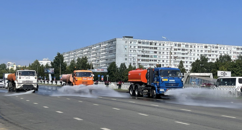 В Челнах из-за жары усилили полив дорог