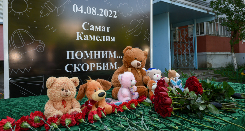 В Челнах к дому, где погибли дети, несут цветы и игрушки