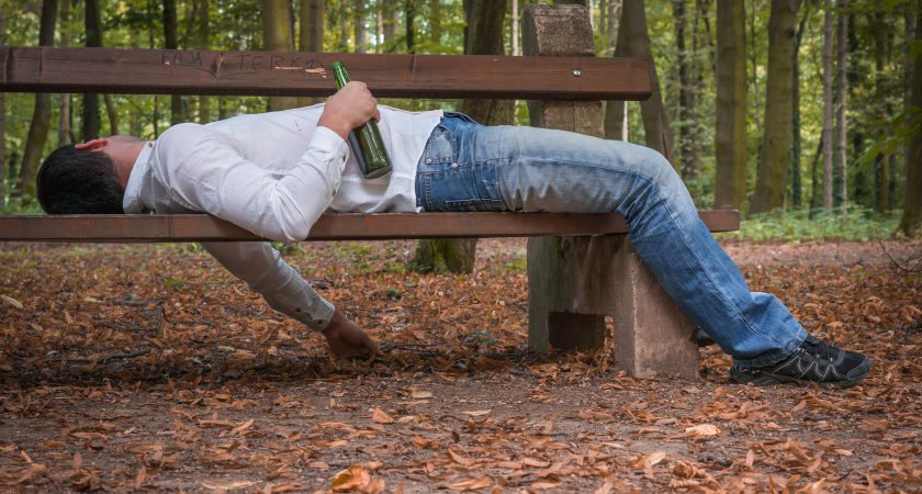 В Челнах грабитель из-за бутылки водки грозился расправиться с продавцами «РусАлки»