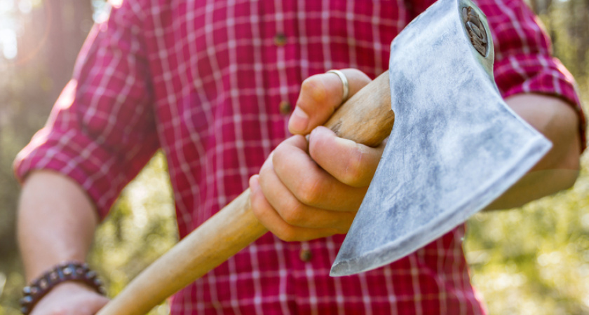 В Татарстане 24-летний парень, угрожая соседям убить, топором разбил окна их дома 