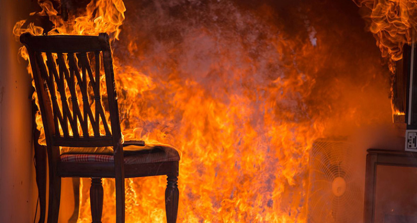 В Татарстане пожарные спасли женщину с балкона горящей квартиры по автолестнице