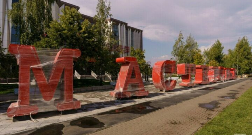 И вновь мародерство: в Челнах повреждена статуя у нового здания театра «Мастеровые»