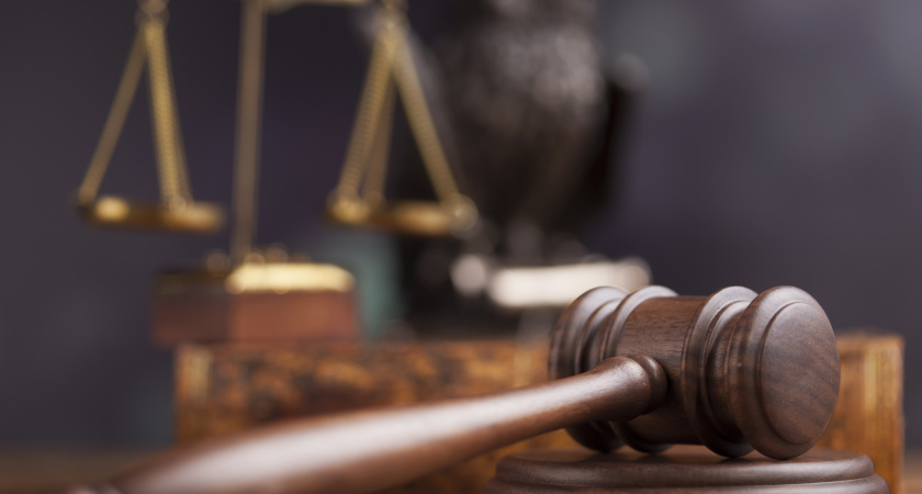 Сотрудница клининговой службы обокрала в раздевалке работника «КАМАЗа»