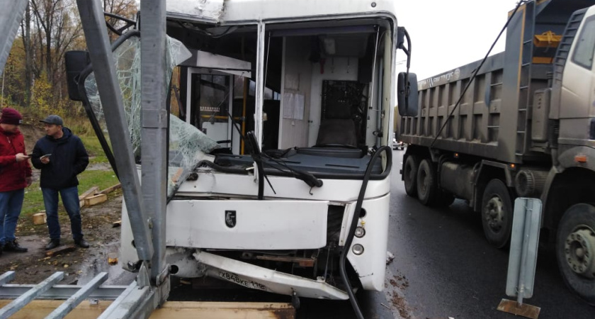 Пассажирский автобус влетел в металлоконструкцию 