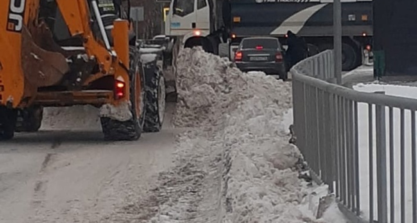 Челны от снега очищают круглосуточно