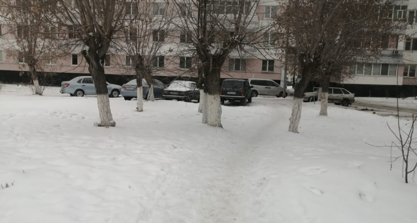 Жители пос. ЗЯБ жалуются на несанкционированную стоянку