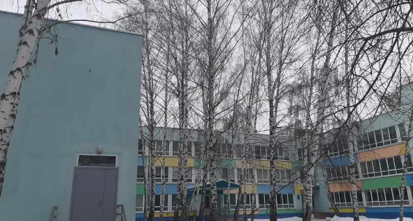  «Температура в классах младшего блока 10-11 градусов. Дети занимаются в одежде, в зимней обуви»