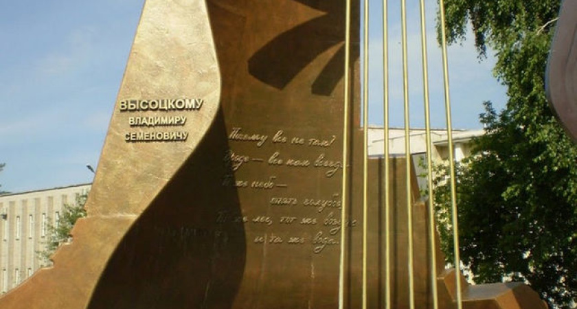 Почему шесть? Челнинец задал вопрос о гитаре на памятнике