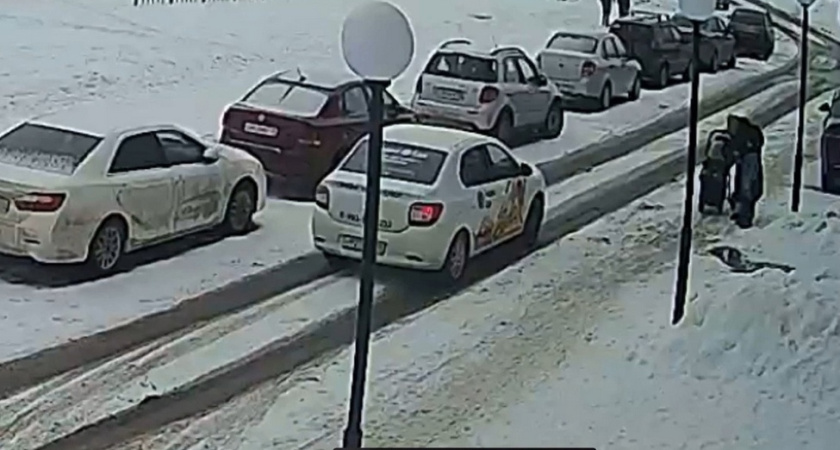 В Челнах на ребенка упал обломок кирпича