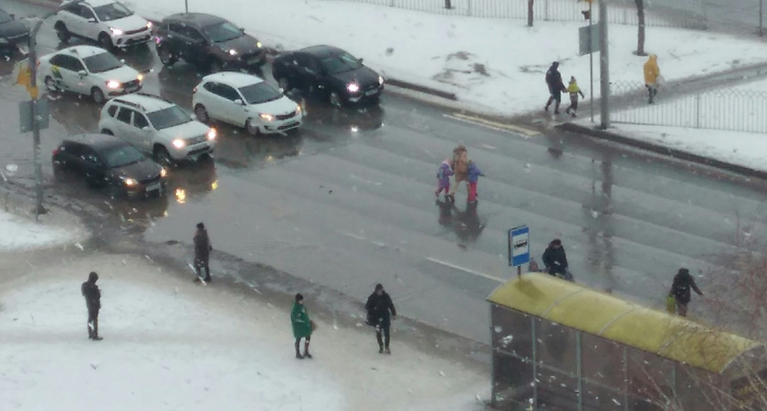 В Челнах на пешеходном переходе образовалась огромная лужа