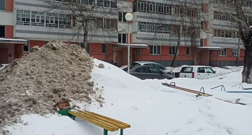 Жалобы челнинцев: «Вот такие горки для детей построил ЖЭК на детской площадке»