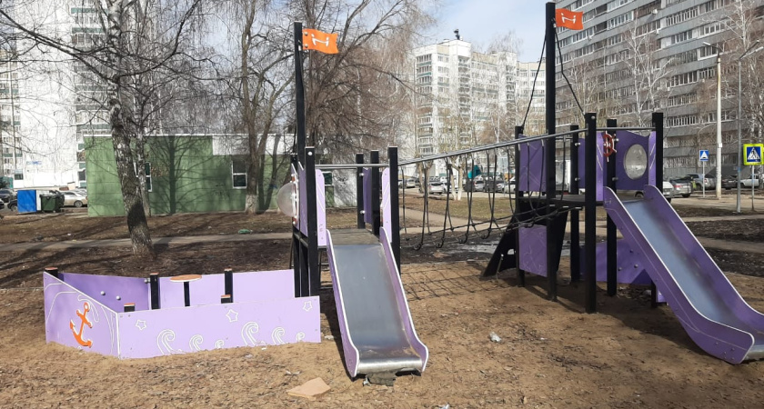 В Татарстане на детской площадке на ребенка упал турник 