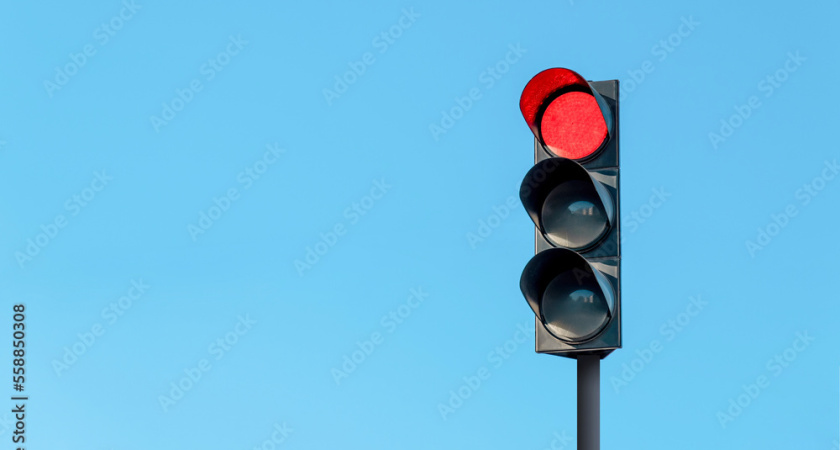 Сильный ветер: в Татарстане на пенсионера упал светофор