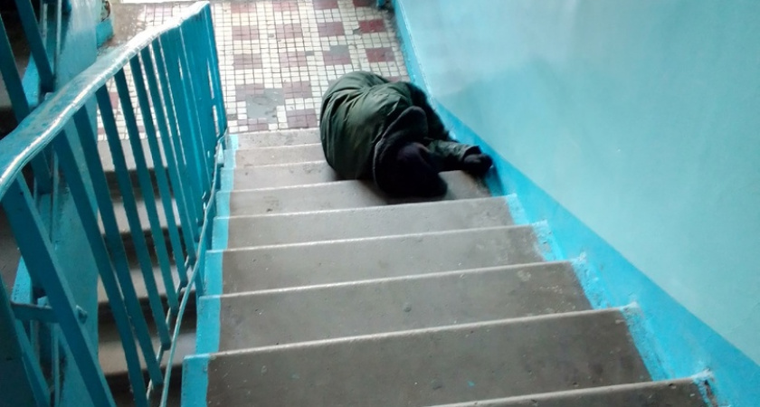 О челнинском подъезде: «Спят бомжи, алкаши»