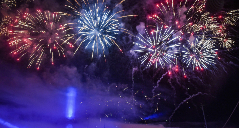 «Не проще пацанам на фронт отправить деньги, чем на салют тратить?!»