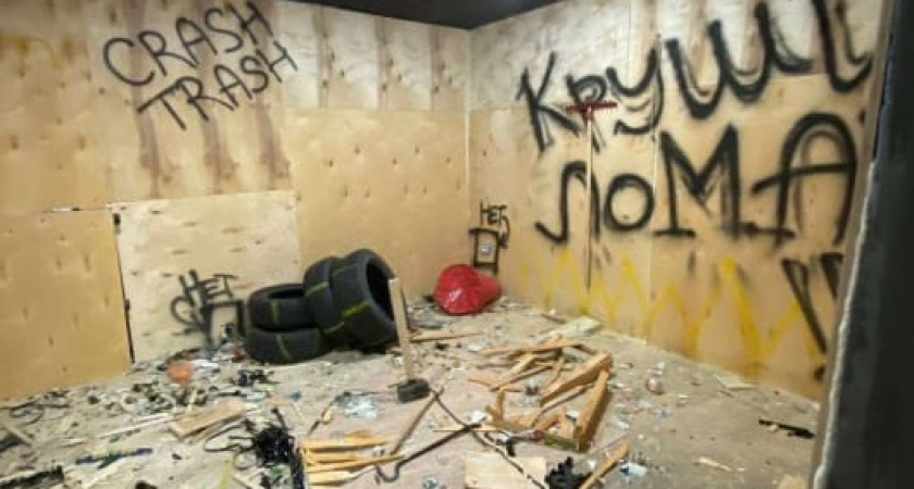 В Челнах появилась комната, где за деньги можно бить посуду, бросать бутылки в фотку начальника