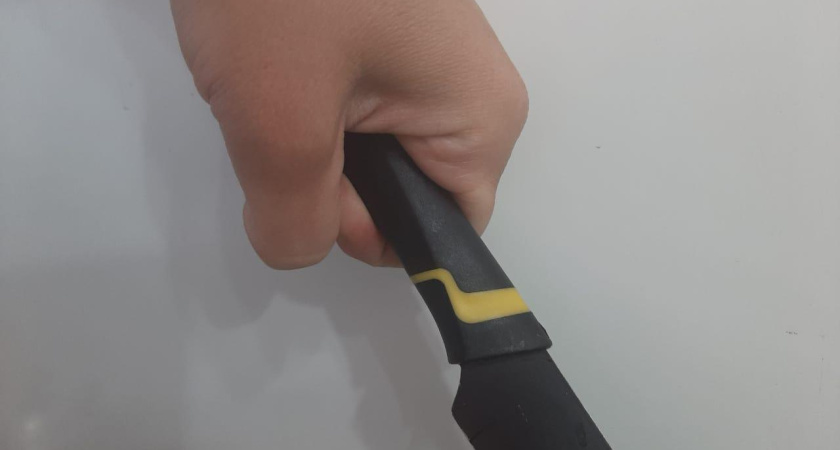 В Челнах гость накинулся на хозяина квартиры с ножом 