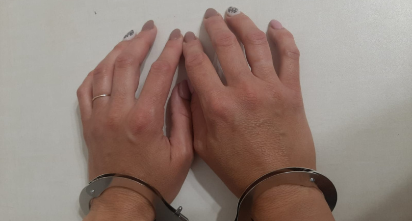 Пьяная жительница поселка Татарстан накинулась на полицейского с кулаками