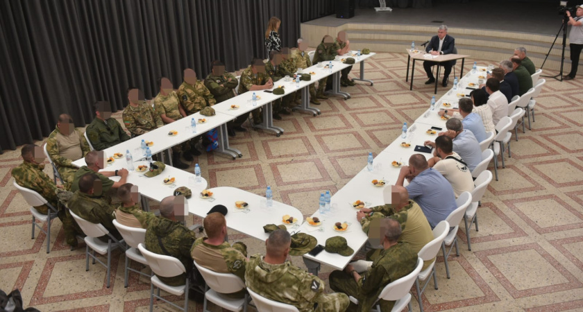 Подарок от мэра: челнинские военнослужащие получили вещмешки и резиновые сапоги