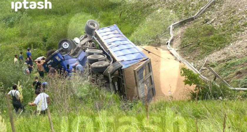 В Татарстане с моста вылетел КАМАЗ