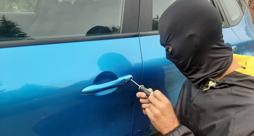 Угонщик-неудачник: челнинец ножом открыл дверь авто, но не смог завести машину