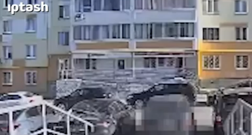 В Челнах 30-летний мужчина выпал с балкона