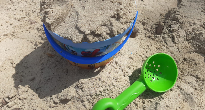 В Челнах грабитель спрятал украденные вещи в песочнице