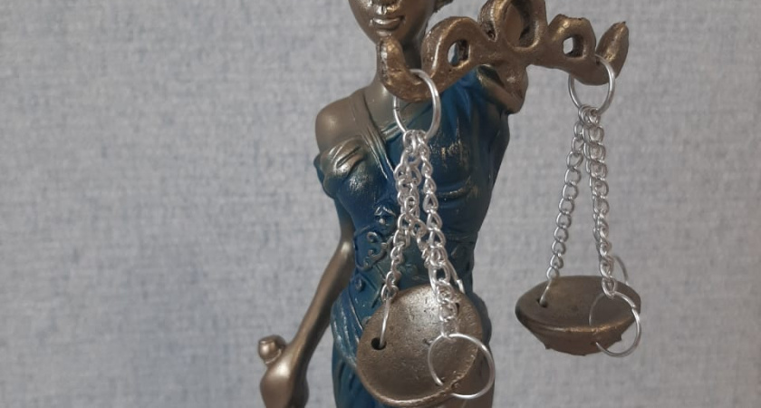 Не отводит в садик, не покупает одежду, еду, не платит за кружки