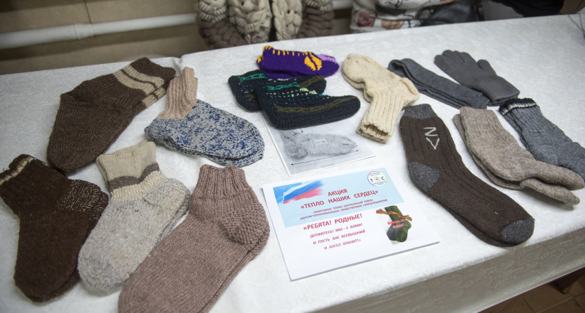 Челнинские пенсионерки вяжут теплые носки для военнослужащих 