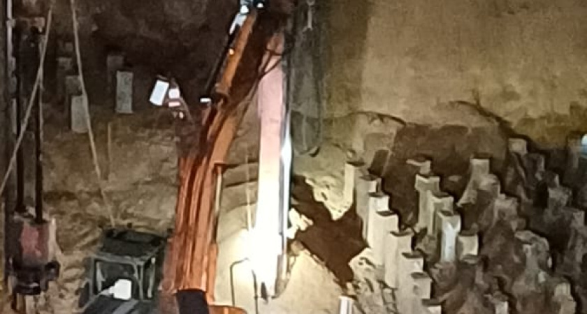 «Полночь. Шумят, сваи забивают. А как же люди? Разве можно думать только о себе?»