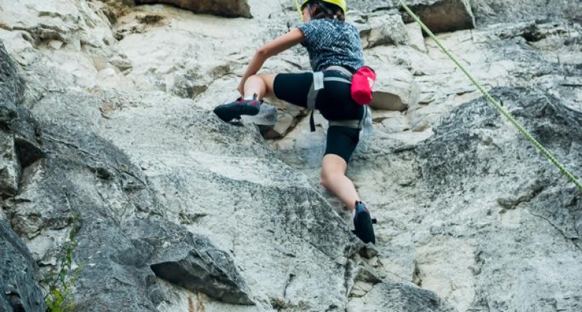 В тепле и безопасности: в Челнах взрослых и детей обучают скалолазанию