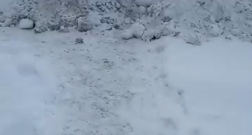 В Челнах трактор очистил дорогу, преградив пешеходам путь